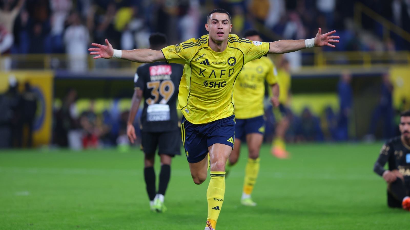 Ronaldo, 40, defies age with gravity-bending bicycle kick! Is this his best goal ever? Fans worldwide erupt.